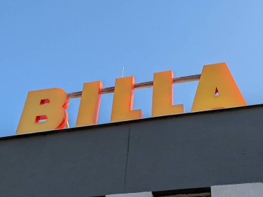 Prag, Çek Cumhuriyeti-27 Temmuz 2023: Prag ulaşım merkezindeki Billa market logosu. Çek pazarındaki Avusturya market zinciri şirketi. Süpermarket perakende mağaza alışverişi