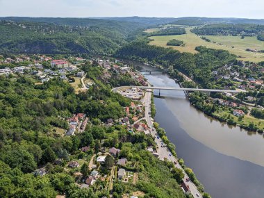 Davle kasabası yakınlarındaki Sazava ve Vltava nehirlerinin birleşimi, Prag, Çek Cumhuriyeti, havadan panorama manzarası, iki renk su arayüzü gibi görünebilir.