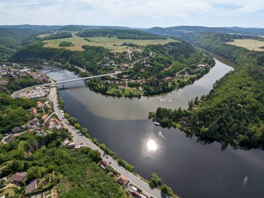 Davle kasabası yakınlarındaki Sazava ve Vltava nehirlerinin birleşimi, Prag, Çek Cumhuriyeti, havadan panorama manzarası, iki renk su arayüzü gibi görünebilir.
