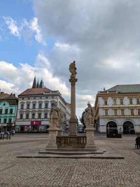 Kolin, Çek Cumhuriyeti-16 Temmuz 2023: Çeşmeli ve sütunlu Kolin şehir meydanı, tarihi şehir merkezi ve katedral, eski kasaba meydanı
