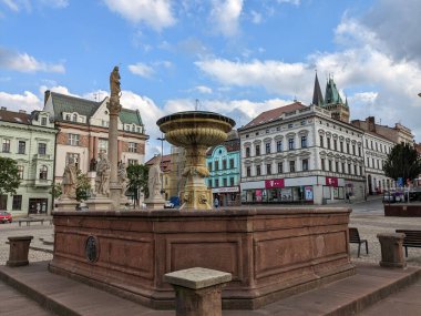 Kolin, Çek Cumhuriyeti-16 Temmuz 2023: Çeşmeli ve sütunlu Kolin şehir meydanı, tarihi şehir merkezi ve katedral, eski kasaba meydanı