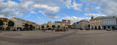 Kolin, Çek Cumhuriyeti-16 Temmuz 2023: Çeşmeli ve sütunlu Kolin şehir meydanı, tarihi şehir merkezi ve katedral, eski kasaba meydanı