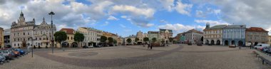 Kolin, Çek Cumhuriyeti-16 Temmuz 2023: Çeşmeli ve sütunlu Kolin şehir meydanı, tarihi şehir merkezi ve katedral, eski kasaba meydanı