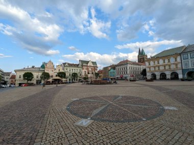 Kolin, Çek Cumhuriyeti-16 Temmuz 2023: Çeşmeli ve sütunlu Kolin şehir meydanı, tarihi şehir merkezi ve katedral, eski kasaba meydanı