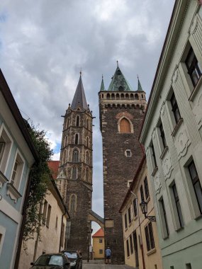 Kolin, Çek Cumhuriyeti-16 Temmuz 2023: Çeşmeli ve sütunlu Kolin şehir meydanı, tarihi şehir merkezi ve katedral, eski kasaba meydanı