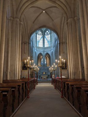 Kolin, Çek Cumhuriyeti-16 Temmuz 2023: Çan kuleleri, pencereler, heykeller ve sanat eserleriyle Kolin kenti tarihi şehir ve Katedral