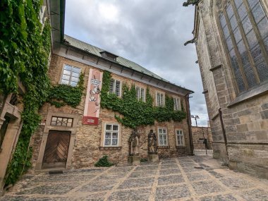 Kolin, Çek Cumhuriyeti-16 Temmuz 2023: Çeşmeli ve sütunlu Kolin şehir meydanı, tarihi şehir merkezi ve katedral, eski kasaba meydanı