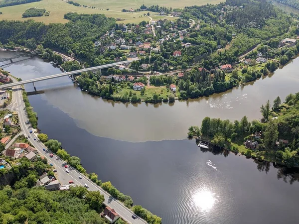 靠近捷克共和国布拉格的达夫勒镇的萨萨瓦河和弗尔塔瓦河汇合处的空中全景 似乎是两种颜色的水的交汇处 — 图库照片