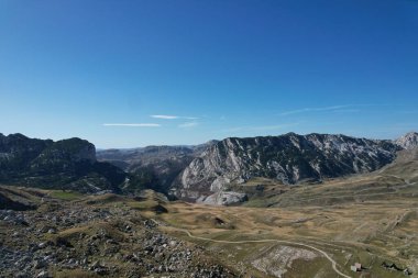 Karadağ 'ın Durmitor Dağı' ndaki dağ manzarası güzel Durmitor Ulusal Parkı manzaralı, hava manzaralı Balkan ve Balkan ülkeleri