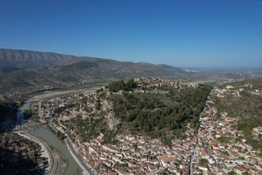 Berat Arnavutluk, Osum Nehri üzerinde tarihi kent, kale ve kiliselerin havadan manzaralı bir kenttir. Cami, beyaz Osmanlı evleri, Avrupa