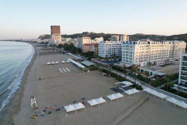 Durres Arnavutluk 'un batısında Adriyatik Denizi kıyısında bir liman kentidir, sahil kenti, hava manzarası, şehir manzarası, Arnavutluk ve Avrupa