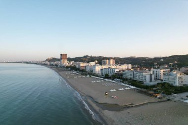 Durres Arnavutluk 'un batısında Adriyatik Denizi kıyısında bir liman kentidir, sahil kenti, hava manzarası, şehir manzarası, Arnavutluk ve Avrupa