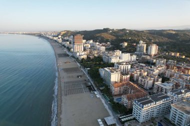 Durres Arnavutluk 'un batısında Adriyatik Denizi kıyısında bir liman kentidir, sahil kenti, hava manzarası, şehir manzarası, Arnavutluk ve Avrupa