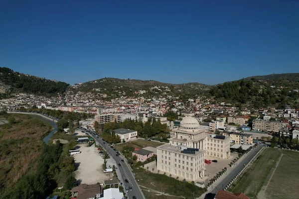 贝拉特阿尔巴尼亚是一个位于奥苏姆河畔的城市 空中俯瞰欧洲历史名城 城堡和教堂的全景 还有清真寺 奥斯曼帝国的白色房屋 — 图库照片