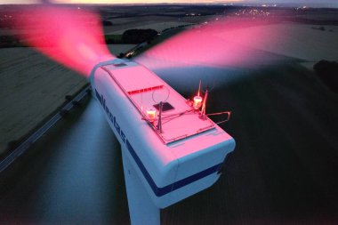 Rüzgar türbini hava manzarası, yenilenebilir enerji kaynakları, rüzgar santrali, büyük rüzgar türbini, mühendislik teknolojisi, yeşil enerji, Avrupa Birliği, enerji seli yeterliliği