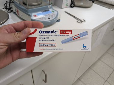 Prag, Çek Cumhuriyeti - 22 Haziran 2023: Ozempic Box. Ozempik ilacın Çek versiyonu. Çek Cumhuriyeti 'nde diyabet tedavisi. Bir paket semaglutid. Diyabet ilacı. Bazen kilo vermek için kullanılıyor.