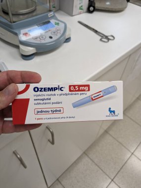 Prag, Çek Cumhuriyeti - 22 Haziran 2023: Ozempic Box. Ozempik ilacın Çek versiyonu. Çek Cumhuriyeti 'nde diyabet tedavisi. Bir paket semaglutid. Diyabet ilacı. Bazen kilo vermek için kullanılıyor.