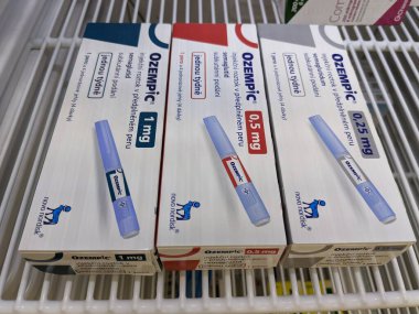 Prag, Çek Cumhuriyeti - 22 Haziran 2023: Ozempic Box. Ozempik ilacın Çek versiyonu. Çek Cumhuriyeti 'nde diyabet tedavisi. Bir paket semaglutid. Diyabet ilacı. Bazen kilo vermek için kullanılıyor.