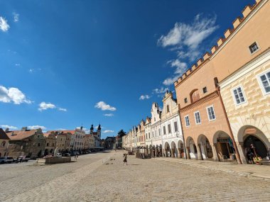 Telc, Çek Cumhuriyeti-Eylül 12023: Güney Çek Cumhuriyeti 'nde Telc kasabası. Eskiden Gotik bir şato, eski kasaba meydanı ve UNESCO manzaralı sütunlarıyla bilinen İtalyan Rönesans mimarisi şatosu.