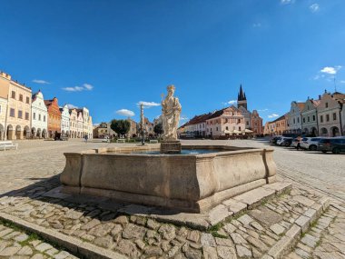 Telc, Çek Cumhuriyeti-Eylül 12023: Güney Çek Cumhuriyeti 'nde Telc kasabası. Eskiden Gotik bir şato, eski kasaba meydanı ve UNESCO manzaralı sütunlarıyla bilinen İtalyan Rönesans mimarisi şatosu.