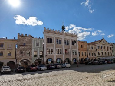 Telc, Çek Cumhuriyeti-Eylül 12023: Güney Çek Cumhuriyeti 'nde Telc kasabası. Eskiden Gotik bir şato, eski kasaba meydanı ve UNESCO manzaralı sütunlarıyla bilinen İtalyan Rönesans mimarisi şatosu.