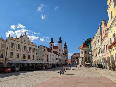 Telc, Çek Cumhuriyeti-Eylül 12023: Güney Çek Cumhuriyeti 'nde Telc kasabası. Eskiden Gotik bir şato, eski kasaba meydanı ve UNESCO manzaralı sütunlarıyla bilinen İtalyan Rönesans mimarisi şatosu.