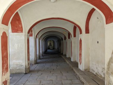 Telc, Çek Cumhuriyeti-Eylül 12023: Güney Çek Cumhuriyeti 'nde Telc kasabası. Eskiden Gotik bir şato, eski kasaba meydanı ve UNESCO manzaralı sütunlarıyla bilinen İtalyan Rönesans mimarisi şatosu.