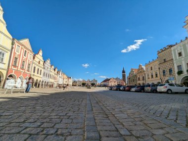 Güney Çek Cumhuriyeti 'ndeki Telc kasabası. İtalyan Rönesans mimarisi şatosuyla tanınan eski bir Gotik şato, eski kasaba meydanı ve UNESCO manzaralı sütunlar
