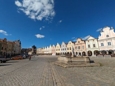 Güney Çek Cumhuriyeti 'ndeki Telc kasabası. İtalyan Rönesans mimarisi şatosuyla tanınan eski bir Gotik şato, eski kasaba meydanı ve UNESCO manzaralı sütunlar