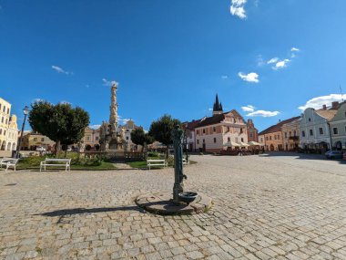 Güney Çek Cumhuriyeti 'ndeki Telc kasabası. İtalyan Rönesans mimarisi şatosuyla tanınan eski bir Gotik şato, eski kasaba meydanı ve UNESCO manzaralı sütunlar