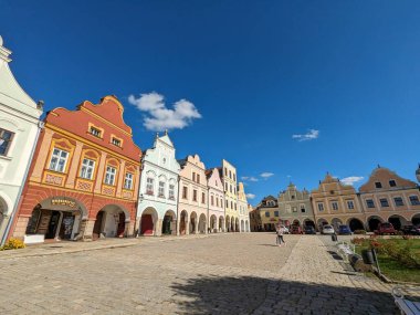 Güney Çek Cumhuriyeti 'ndeki Telc kasabası. İtalyan Rönesans mimarisi şatosuyla tanınan eski bir Gotik şato, eski kasaba meydanı ve UNESCO manzaralı sütunlar