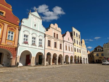 Güney Çek Cumhuriyeti 'ndeki Telc kasabası. İtalyan Rönesans mimarisi şatosuyla tanınan eski bir Gotik şato, eski kasaba meydanı ve UNESCO manzaralı sütunlar