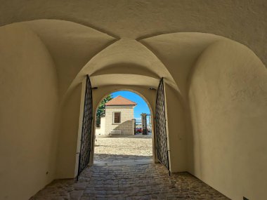 Güney Çek Cumhuriyeti 'ndeki Telc kasabası. İtalyan Rönesans mimarisi şatosuyla tanınan eski bir Gotik şato, eski kasaba meydanı ve UNESCO manzaralı sütunlar