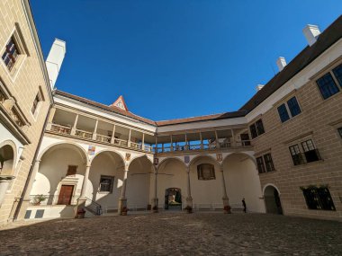 Güney Çek Cumhuriyeti 'ndeki Telc kasabası. İtalyan Rönesans mimarisi şatosuyla tanınan eski bir Gotik şato, eski kasaba meydanı ve UNESCO manzaralı sütunlar