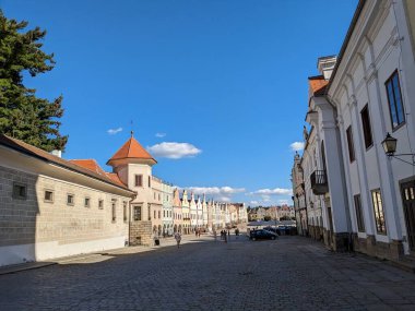 Güney Çek Cumhuriyeti 'ndeki Telc kasabası. İtalyan Rönesans mimarisi şatosuyla tanınan eski bir Gotik şato, eski kasaba meydanı ve UNESCO manzaralı sütunlar