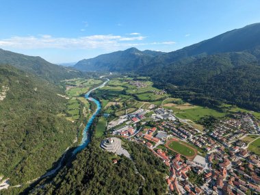 Kobarid savaş anıtı ve kilisesi, Slovenya Soca nehir vadisi Avrupa, Julian Alplerinde özgürce uçmanın güzelliği, büyük dağlar uçuşuyor, manzara manzarası