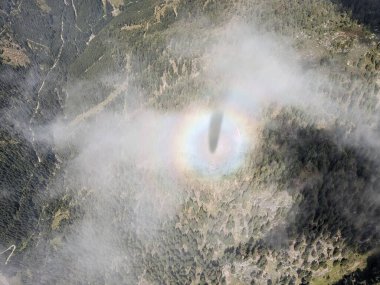Almanya 'daki Avusturya Alpleri' nin ve Avusturya sınırının hava manzarası yamaç paraşütü yapan bir kanat ve dağlık bölgenin güzel doğa manzarasından görülmektedir.