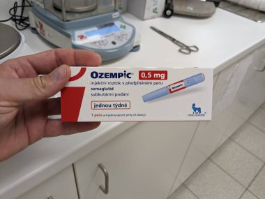Prag, Çek Cumhuriyeti - 22 Haziran 2023: Ozempic Box. Ozempik ilacın Çek versiyonu. Çek Cumhuriyeti 'nde diyabet tedavisi. Bir paket semaglutid. Diyabet ilacı. Bazen kilo vermek için kullanılıyor.