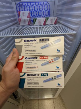 Prag, Çek Cumhuriyeti - 22 Haziran 2023: Ozempic Box. Ozempik ilacın Çek versiyonu. Çek Cumhuriyeti 'nde diyabet tedavisi. Bir paket semaglutid. Diyabet ilacı. Bazen kilo vermek için kullanılıyor.