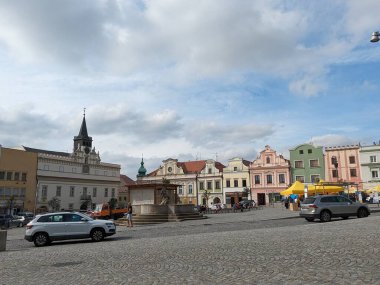 Havlickuv Brod, Çek Cumhuriyeti - 21 Eylül 2023: Çek Cumhuriyeti 'nin Vysocina bölgesinde çeşmeli tarihi Havlickuv Brod şehir meydanı
