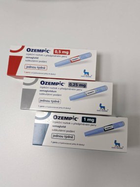 Prag, Çek Cumhuriyeti - 22 Haziran 2023: Ozempic Box. Ozempik ilacın Çek versiyonu. Çek Cumhuriyeti 'nde diyabet tedavisi. Bir paket semaglutid. Diyabet ilacı. Bazen kilo vermek için kullanılıyor.
