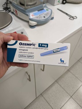 Prag, Çek Cumhuriyeti - 22 Haziran 2023: Ozempic Box. Ozempik ilacın Çek versiyonu. Çek Cumhuriyeti 'nde diyabet tedavisi. Bir paket semaglutid. Diyabet ilacı. Bazen kilo vermek için kullanılıyor.