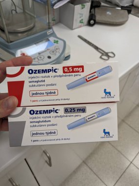 Prag, Çek Cumhuriyeti - 22 Haziran 2023: Ozempic Box. Ozempik ilacın Çek versiyonu. Çek Cumhuriyeti 'nde diyabet tedavisi. Bir paket semaglutid. Diyabet ilacı. Bazen kilo vermek için kullanılıyor.
