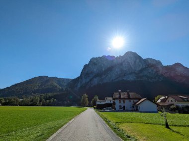 Drachenwand Klettersteig, Mondsee Gölü, Avusturya, Avrupa 'nın manzaralı güzel manzarasıyla, yola tırmanırken görülen ferratalar ve panoramalarla.