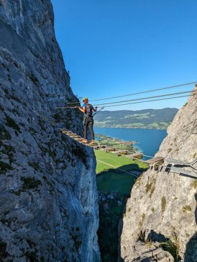 Drachenwand Klettersteig, asma köprü ve Mondsee Gölü, Avusturya, Avrupa 'da güzel manzara, ferratalar ve yola tırmanırken görülen panoramayla