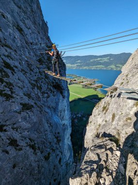 Drachenwand Klettersteig, asma köprü ve Mondsee Gölü, Avusturya, Avrupa 'da güzel manzara, ferratalar ve yola tırmanırken görülen panoramayla