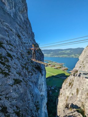 Drachenwand Klettersteig, asma köprü ve Mondsee Gölü, Avusturya, Avrupa 'da güzel manzara, ferratalar ve yola tırmanırken görülen panoramayla