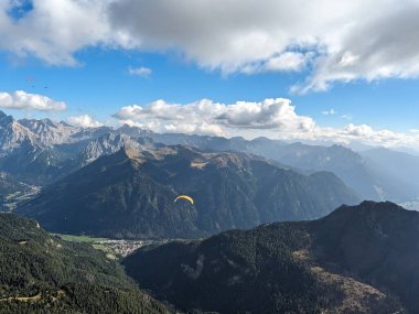 Dağ çayırları, göller, kayalık ve keskin dağ tepeleri, Dolomite Alpleri, Canazei, Piz Boe, Sasso Lungo, Passo Sella, Sella Grupe, Marmolada, Trentino Alto Adige bölgesi, Sudtirol, İtalya, hava panorama