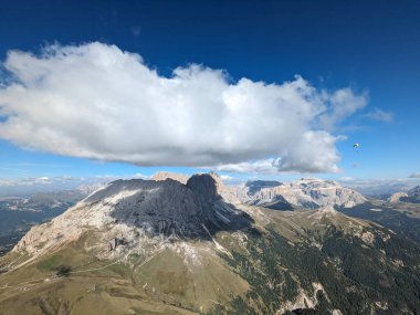 Dağ çayırları, göller, kayalık ve keskin dağ tepeleri, Dolomite Alpleri, Canazei, Piz Boe, Sasso Lungo, Passo Sella, Sella Grupe, Marmolada, Trentino Alto Adige bölgesi, Sudtirol, İtalya, hava panorama