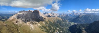 Dağ çayırları, göller, kayalık ve keskin dağ tepeleri, Dolomite Alpleri, Canazei, Piz Boe, Sasso Lungo, Passo Sella, Sella Grupe, Marmolada, Trentino Alto Adige bölgesi, Sudtirol, İtalya, hava panorama